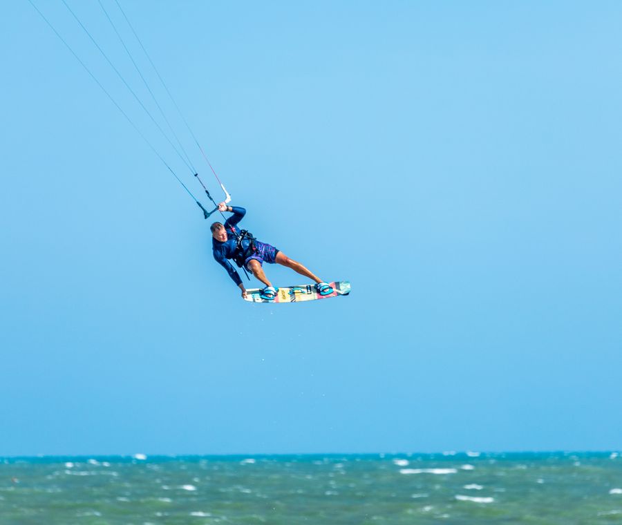 Kitesurfista realizando uma manobra avançada